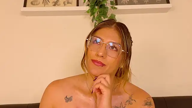 Snapshot of LiaaMoretti__ chatting on July 2026 02:53:02 AM LiaaMoretti online show from July 2026 02:53:02 AM
