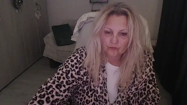 Divineblond online show from April 2026 11:43:02 PM