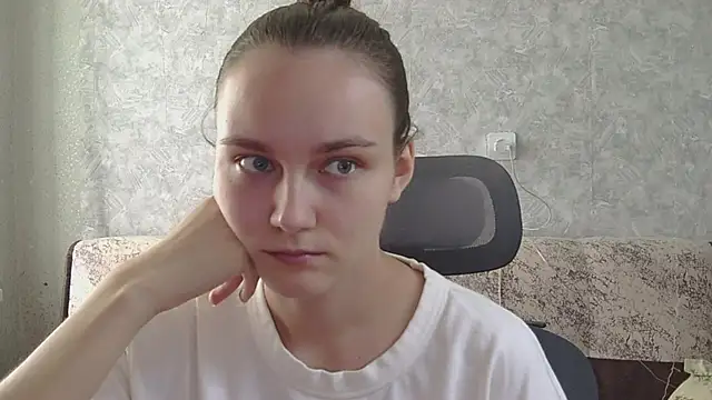 Snapshot of DolcezzaCream chatting on May 2026 11:51:01 AM DolcezzaCream online show from May 2026 11:51:01 AM