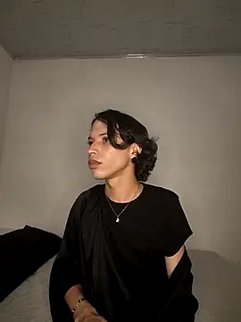 LONDON ROSE online show from April 2026 10:15:01 PM