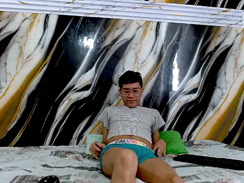 LAYAN FEMBOY online show from May 2026 05:21:02 PM