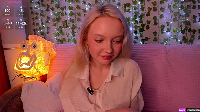 Snapshot of _CloudNine_ chatting on May 2026 04:40:02 AM CloudNine online show from May 2026 04:40:02 AM