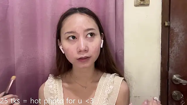 Snapshot of RuthWeinraub chatting on May 2026 04:10:01 AM RuthWeinraub online show from May 2026 04:10:01 AM