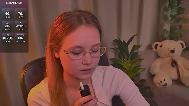 Snapshot of FloraLarsson chatting on June 2026 03:35:01 AM FloraLarsson online show from June 2026 03:35:01 AM