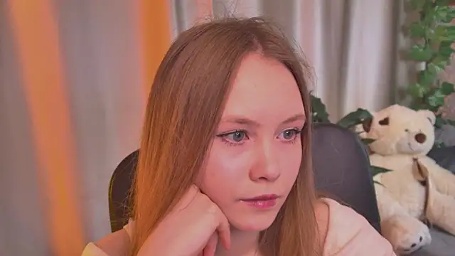 Snapshot of FloraLarsson chatting on June 2026 10:19:01 AM FloraLarsson online show from June 2026 10:19:01 AM