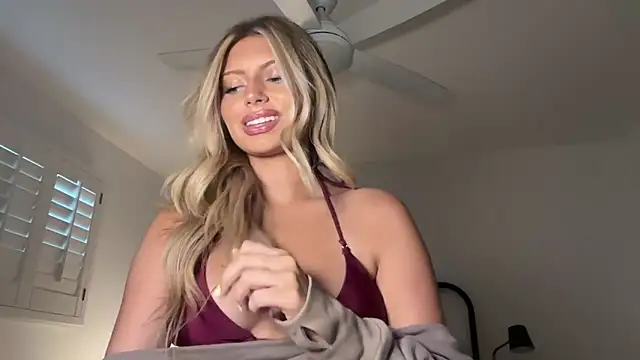 Snapshot of Summerclarke chatting on May 2026 01:44:02 AM Summerclarke online show from May 2026 01:44:02 AM