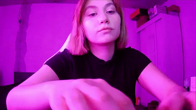 Snapshot of SuzieAllen chatting on May 2026 05:32:02 PM SuzieAllen online show from May 2026 05:32:02 PM