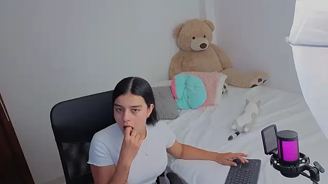Snapshot of valerihouse_ chatting on May 2026 01:02:02 AM valerihouse online show from May 2026 01:02:02 AM