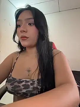 Snapshot of EmiLaurent chatting on June 2026 05:25:01 PM EmiLaurent online show from June 2026 05:25:01 PM