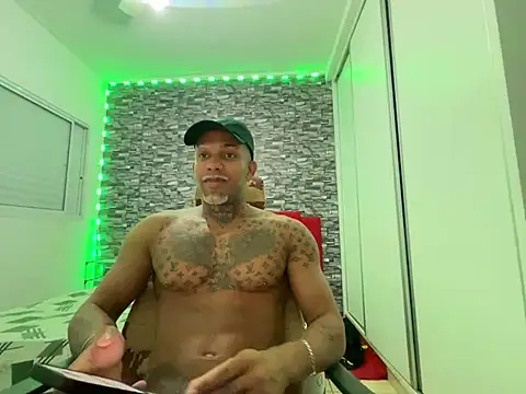 Maxloirinho online show from May 2026 10:38:02 PM