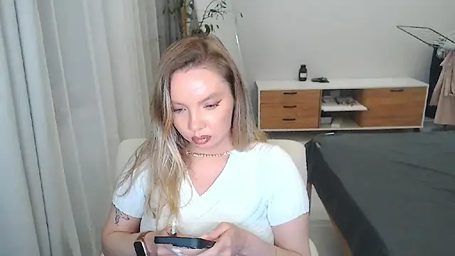 Snapshot of PolinaXXXXXJones chatting on May 2026 06:35:01 PM PolinaXXXXXJones online show from May 2026 06:35:01 PM