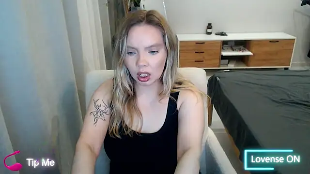 Snapshot of PolinaXXXXXJones chatting on May 2026 05:18:01 PM PolinaXXXXXJones online show from May 2026 05:18:01 PM