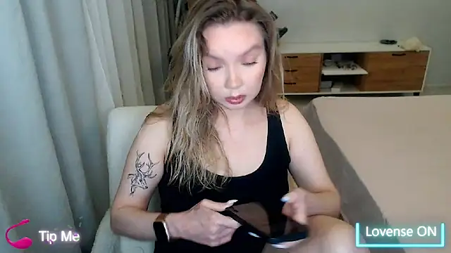 Snapshot of PolinaXXXXXJones chatting on May 2026 06:38:01 PM PolinaXXXXXJones online show from May 2026 06:38:01 PM