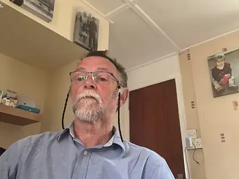 Snapshot of Moonraker64 chatting on June 2026 04:33:01 PM Moonraker64 online show from June 2026 04:33:01 PM