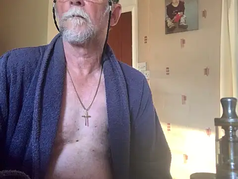 Snapshot of Moonraker64 chatting on June 2026 05:27:01 AM Moonraker64 online show from June 2026 05:27:01 AM
