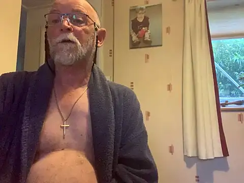 Snapshot of Moonraker64 chatting on July 2026 05:13:01 AM Moonraker64 online show from July 2026 05:13:01 AM
