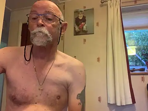 Snapshot of Moonraker64 chatting on July 2026 04:37:02 AM Moonraker64 online show from July 2026 04:37:02 AM
