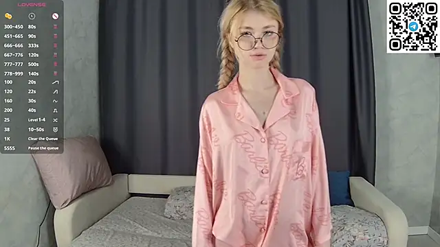 SunnySmileXO online show from May 2026 07:45:02 PM