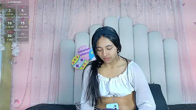 Snapshot of Hollyyqueen_ chatting on June 2026 08:08:01 PM Hollyyqueen online show from June 2026 08:08:01 PM