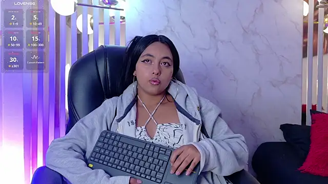 Hollyyqueen  online show from July 2026 11:26:02 PM