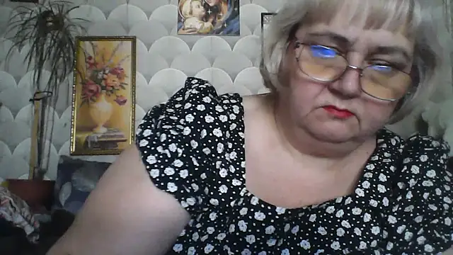 Snapshot of MarinaFarina53 chatting on June 2026 05:50:02 AM MarinaFarina53 online show from June 2026 05:50:02 AM