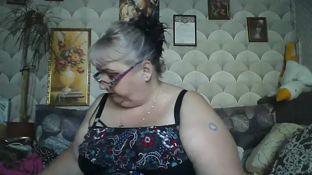 Snapshot of MarinaFarina53 chatting on July 2026 04:18:01 AM MarinaFarina53 online show from July 2026 04:18:01 AM