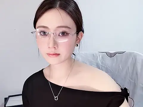  222Mia online show from May 2026 07:02:02 AM