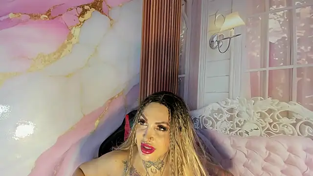 Snapshot of LaylaWatsson chatting on May 2026 02:40:02 AM LaylaWatsson online show from May 2026 02:40:02 AM