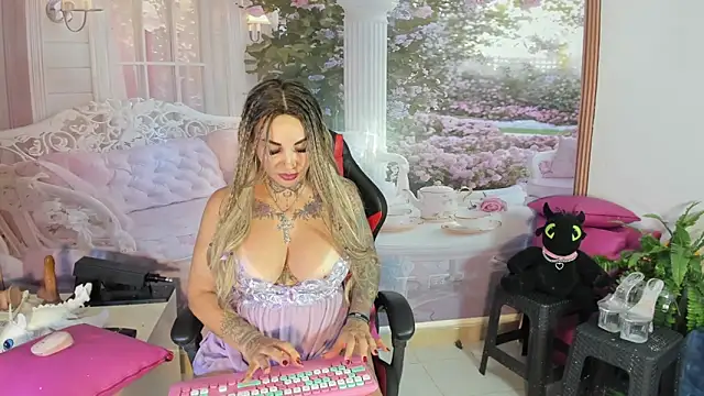 Snapshot of LaylaWatsson chatting on May 2026 08:58:01 PM LaylaWatsson online show from May 2026 08:58:01 PM