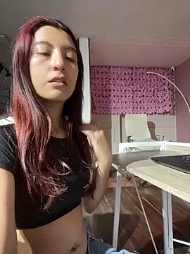 Snapshot of EveRave_Pink chatting on June 2026 11:19:01 AM EveRave Pink online show from June 2026 11:19:01 AM