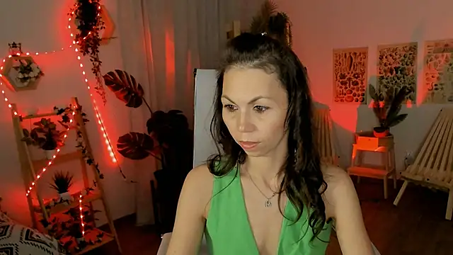 Snapshot of TrasyMorris chatting on June 2026 04:28:02 PM TrasyMorris online show from June 2026 04:28:02 PM