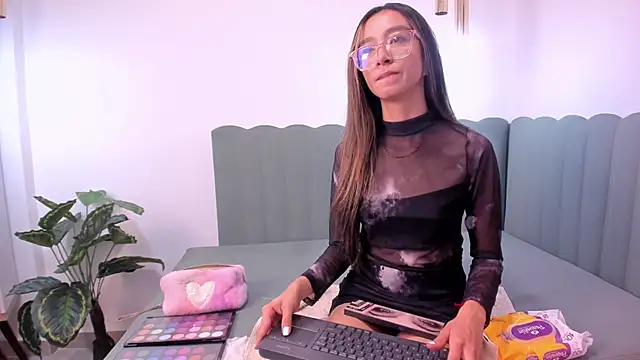 Snapshot of HannaCarttier_ chatting on May 2026 12:23:02 PM HannaCarttier online show from May 2026 12:23:02 PM