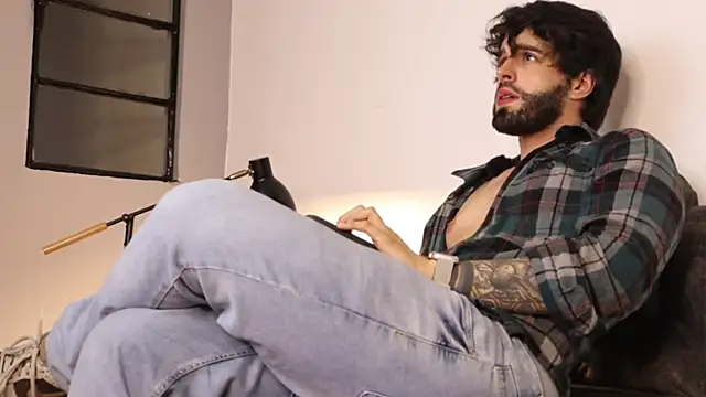 Snapshot of JuanMillano chatting on May 2026 01:35:02 AM JuanMillano online show from May 2026 01:35:02 AM