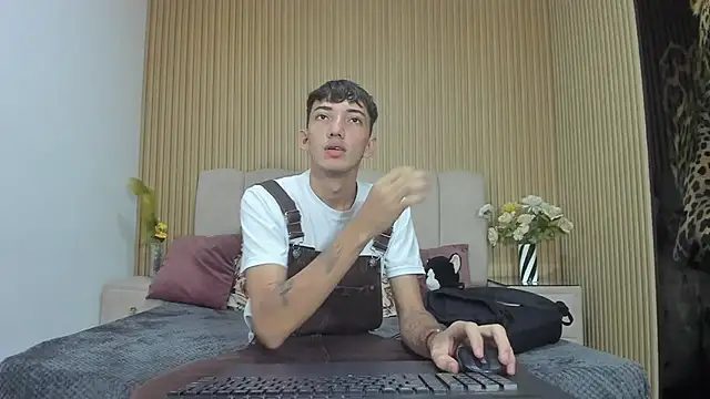 Snapshot of MichaelVasquex chatting on May 2026 12:46:02 PM MichaelVasquex online show from May 2026 12:46:02 PM