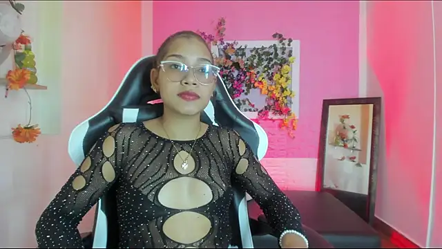 Snapshot of Scarlett_Lune chatting on May 2026 07:11:02 PM Scarlett Lune online show from May 2026 07:11:02 PM