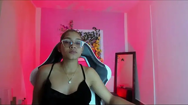 Snapshot of Scarlett_Lune chatting on May 2026 07:23:02 PM Scarlett Lune online show from May 2026 07:23:02 PM