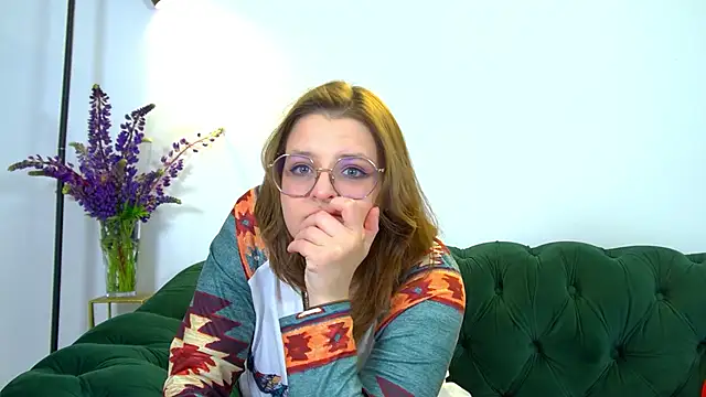 Snapshot of AlexaAvery chatting on May 2026 06:21:02 AM AlexaAvery online show from May 2026 06:21:02 AM