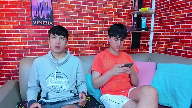 Hoot boyss  online show from May 2026 07:48:02 PM