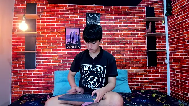 Hoot boyss  online show from June 2026 08:15:02 PM