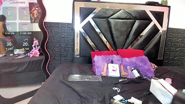 Snapshot of Queen_Jen chatting on May 2026 08:28:01 PM Queen Jen online show from May 2026 08:28:01 PM