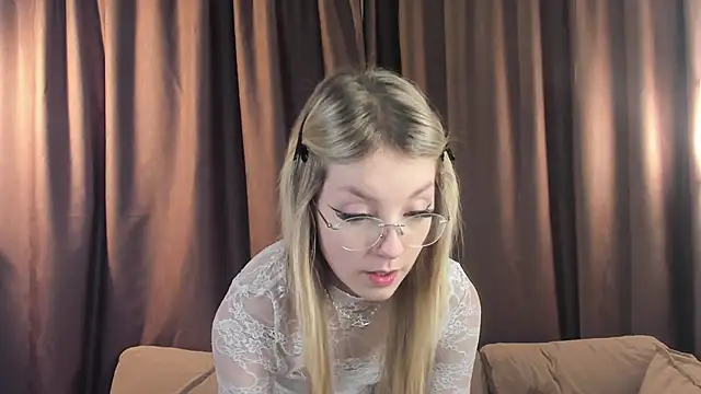 Snapshot of NovaOliphant chatting on May 2026 09:49:02 PM NovaOliphant online show from May 2026 09:49:02 PM