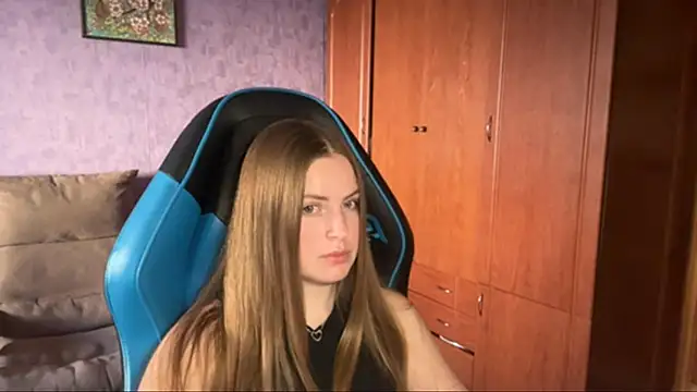 Snapshot of SilkSinner_ chatting on June 2026 04:09:01 PM SilkSinner online show from June 2026 04:09:01 PM