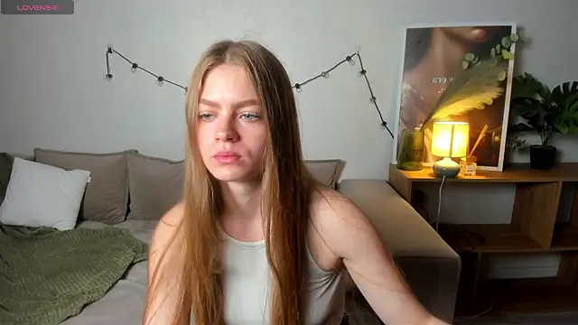 Snapshot of HoneyEmilly chatting on May 2026 06:42:01 AM HoneyEmilly online show from May 2026 06:42:01 AM