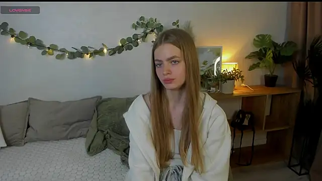 Snapshot of HoneyEmilly chatting on June 2026 02:33:01 PM HoneyEmilly online show from June 2026 02:33:01 PM
