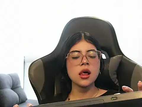 Mia Storm18 online show from June 2026 03:29:01 PM
