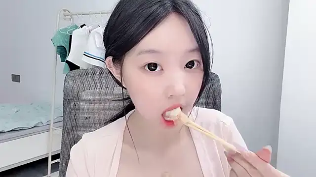 Snapshot of Yoyo33355 chatting on July 2026 03:43:02 AM Yoyo33355 online show from July 2026 03:43:02 AM