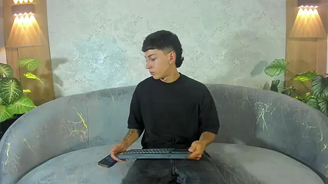 Snapshot of Gian_Rossi chatting on June 2026 05:33:02 PM Gian Rossi online show from June 2026 05:33:02 PM