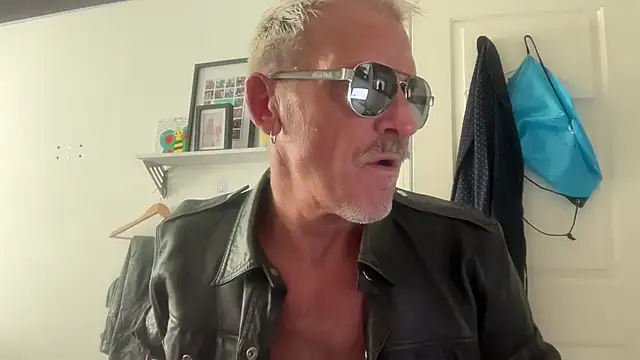 Snapshot of NottsLeather chatting on July 2026 04:43:02 PM NottsLeather online show from July 2026 04:43:02 PM