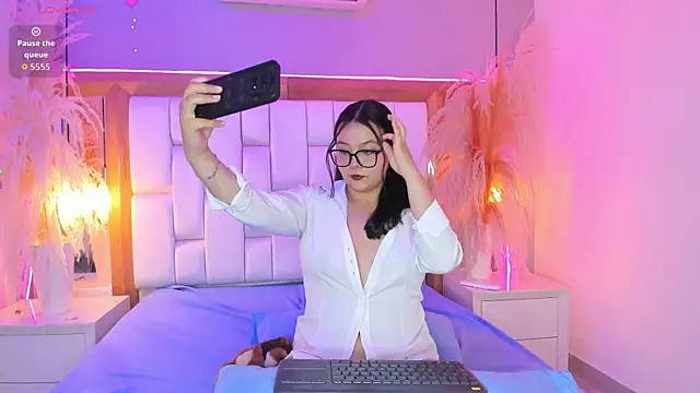 Violet Bloom online show from May 2026 05:54:02 PM
