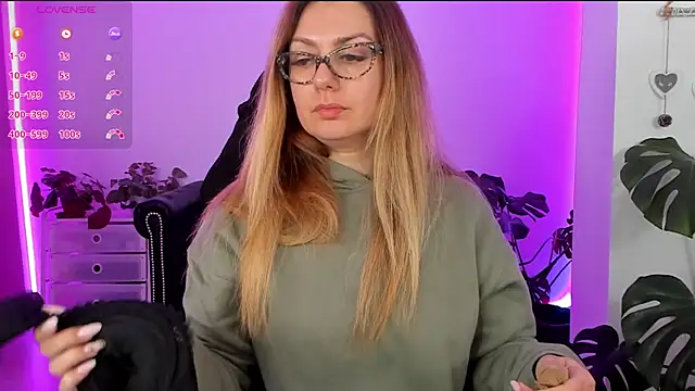 LindaWhite  online show from February 2025 09:25:02 PM